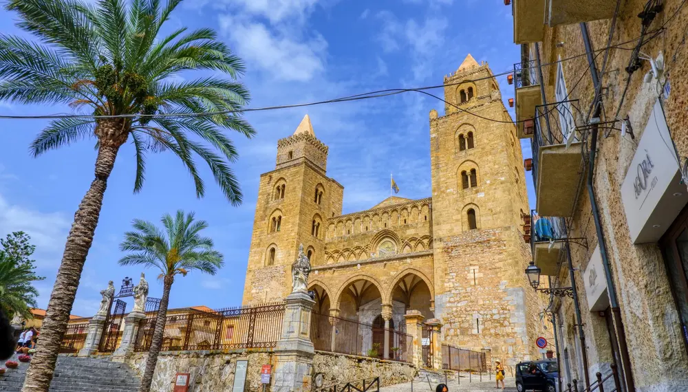 Le torri normanne del Duomo di Cefalù, viste dalla piazza